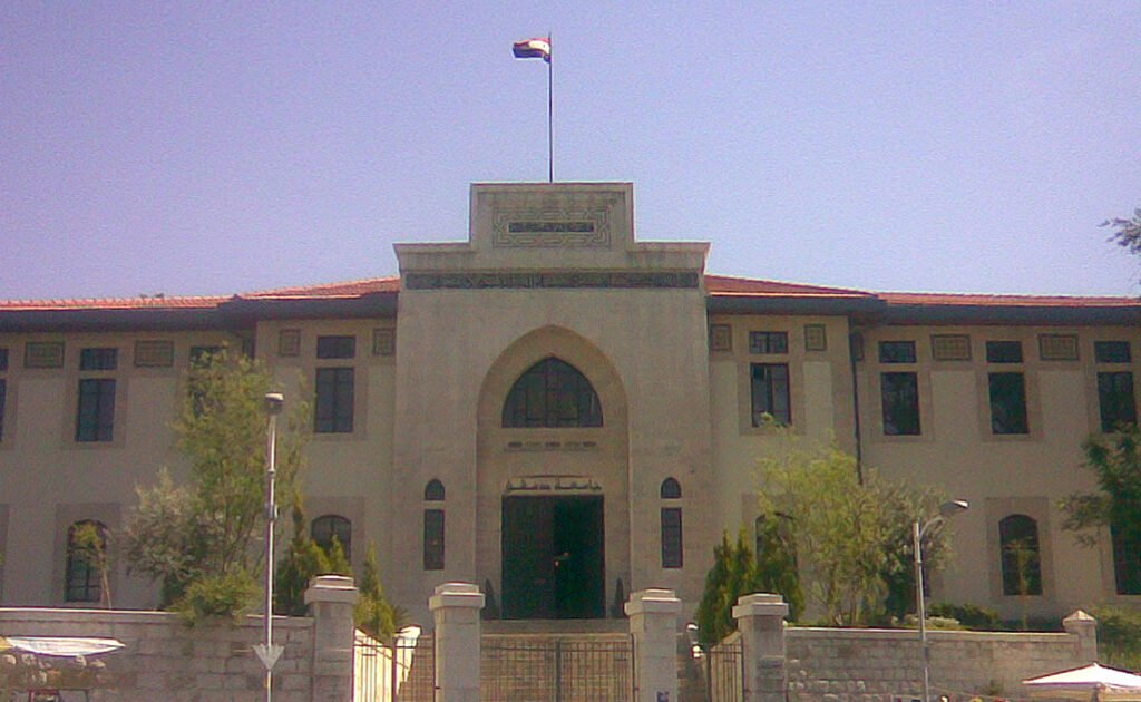 مبنى جامعة دمشق في صورة أرشيفية من عام 2014. الصورة توضيحية عن التعليم الجامعي السوري، ولا تمثّل إحدى المؤسستين المشمولتين بقيود القبول الجديدة.