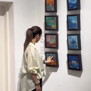 المسمار الإلكتروني | «الضوء المستيقظ» في الجميزة… لانا طاهر تعيد رسم العلاقة بين الفن والذاكرة وبيروت