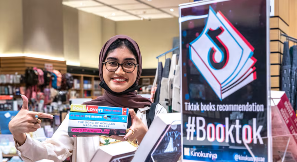 مكتبة كينوكونيا في الإمارات، تُظهر كتبًا يُروَّج لها عبر BookTok. المصدر: The National، 2022.
