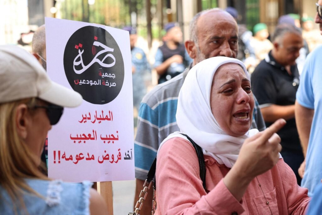 جيل يعيل أهله قبل أن يبني مستقبله… كيف تبدّلت الأدوار داخل العائلة اللبنانية؟ 2 محتجون يطالبون باستعادة الودائع المصرفية خلال اعتصام أمام مصرف لبنان في بيروت، في 24 أيلول 2025. أدّت القيود المصرفية إلى تقليص قدرة عدد من الأسر على الاستفادة من مدخراتها. (المصدر: جمعية صرخة المودعين، عبر لوريان توداي)