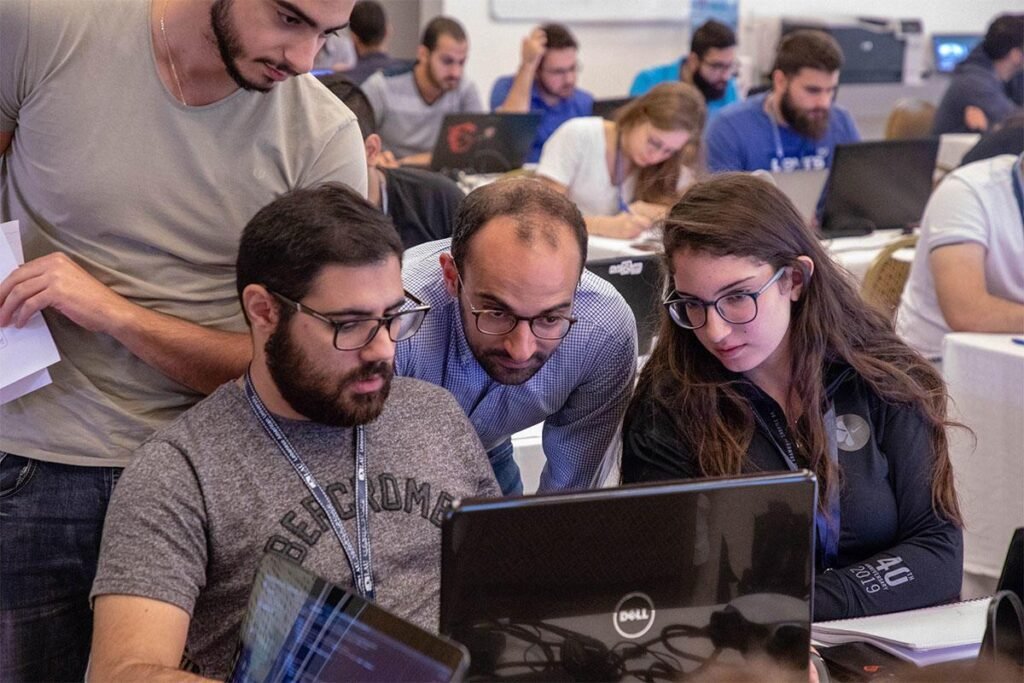 طلاب من الجامعة اللبنانية الأميركية خلال مسابقة برمجية عام 2019 شملت تطبيقات للذكاء الاصطناعي وتعلم الآلة. يوضح النشاط الفرق بين التدريب التقني المتخصص والتدريب الأساسي على استخدام أدوات الذكاء الاصطناعي. المصدر: LAU.