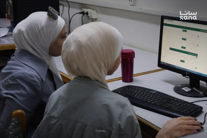 طالبة تستخدم بوابة المفاضلة الإلكترونية ضمن إجراءات القبول الجامعي في سوريا، عام 2025.