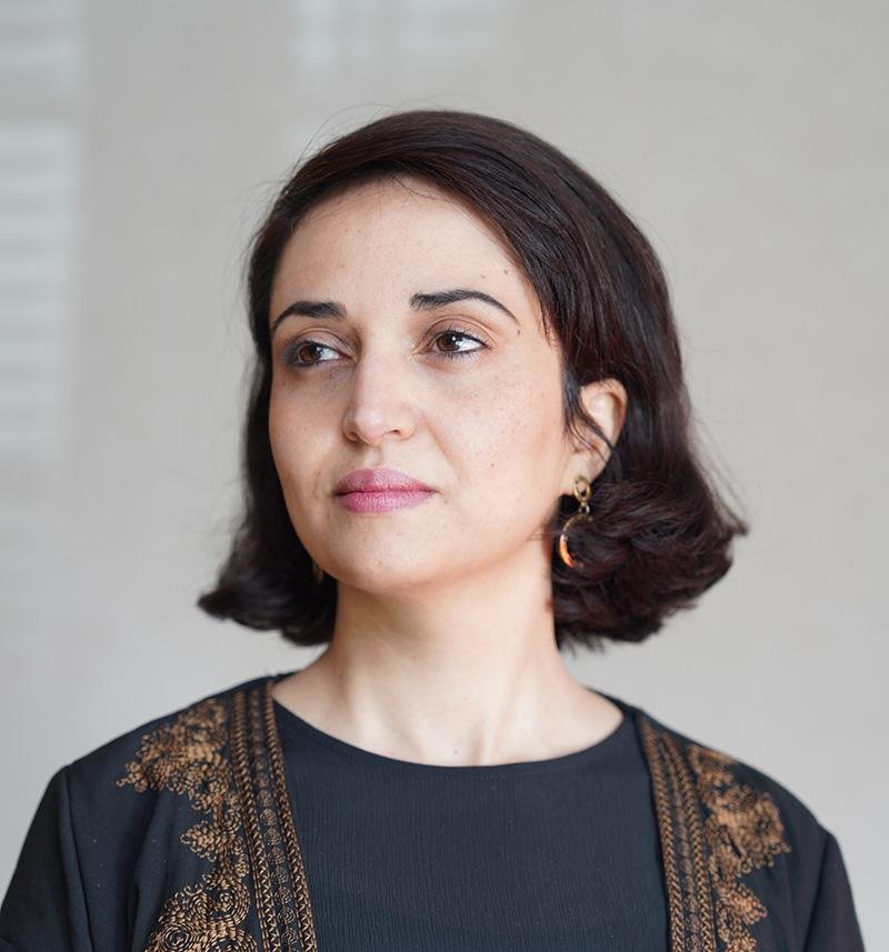 الباحثة والشاعرة اليمنية سبأ حمزة، مؤسِّسة «أرشيف المرأة اليمنية»، الذي أُطلق عام 2022 لتوثيق معارف النساء وحكاياتهن وتجاربهن داخل اليمن وفي المهجر. المصدر: كلية فاسار الأميركية.